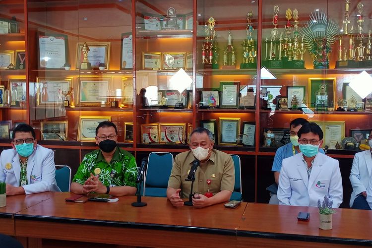 Tim dokter dari RSSA, Kota Malang pada Selasa (1/11/2022).