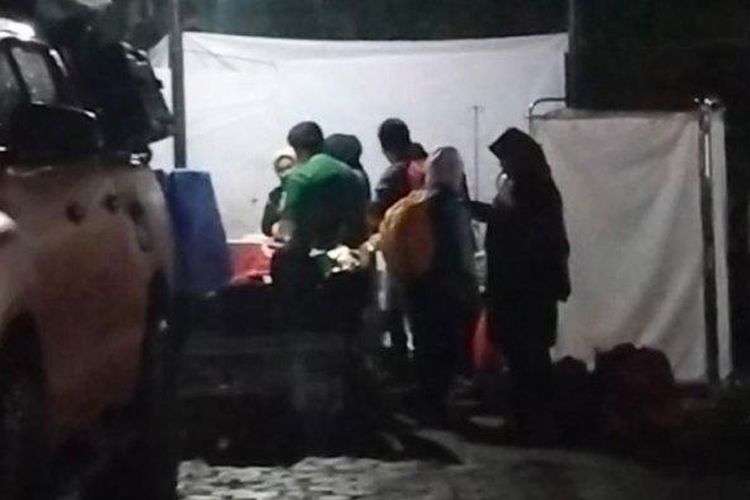 Seorang ibu hamil yang merupakan pengungsi gempa Cianjur hendak melahirkan dibantu para bidan di tenda darurat halaman Puskesmas Cugenang, Cianjur, Rabu (23/11/2022). 