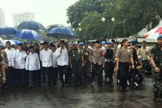 Menuju Monas, Jokowi, JK, dan Sejumlah Menteri Berpayung Biru