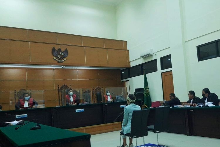 Sidang kasus pencemaran nama baik Dito Mehandera, dengan terdakwa Nikita Mirzani kembali digelar di Pengadilan Negeri Serang. Kamis (15/12/2022). Sidang dengan agenda mendengarkan keterangan tiga orang saksi ditunda karena ketiganya tidak hadir.