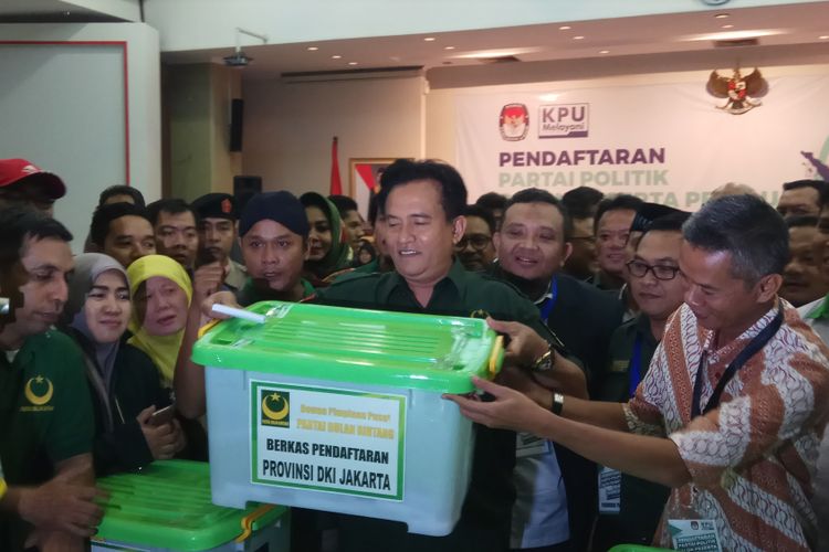 Ketua Umum PBB, Yusril Ihza Mahendra, di kantor Komisi Pemilihan Umum (KPU) RI saat mendaftarkan partainya untuk Pemilu 2019 mendatang, Jakarta, Senin malam (16/10/2017).  