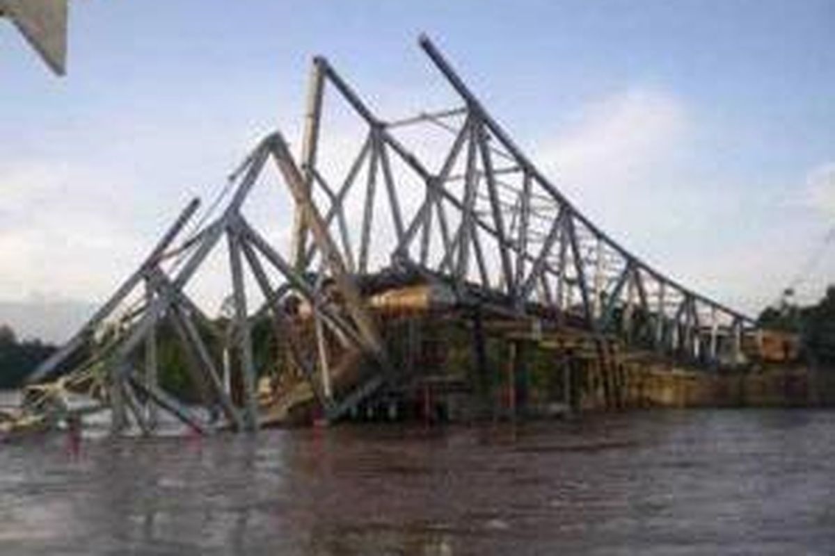 Jembatan Timpah yang ambruk menjelang diresmikan