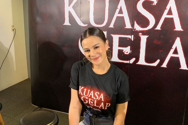 Aktris Astrid Tiar dalam konferensi pers film Kuasa Gelap di kawasan Mampang, Jakarta Selatan, Selasa (30/5/2023).
