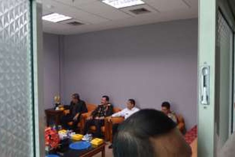 Komjen Pol Budi Gunawan di ruang tunggu Komisi I DPR sebelum menjalani uji kepatutan dan kelayakan Kepala BIN. Selain bersama pimpinan DPR dan pimpinan Polri, hadir pula Kepala BNN Budi Waseso, Rabu (7/9/2016)