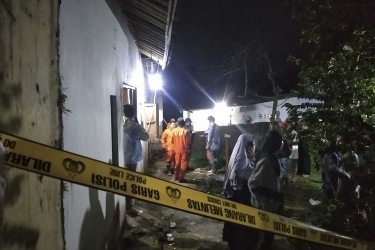 Garis polisi terpasang di rumah yang terdampak longsor tebing Sungai Pelus Purwokerto, Kabupaten Banyumas, Jawa Tengah, Senin (19/9/2022) malam.