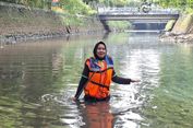 Kisah Iin, 'Kartini' Penakluk Lumpur dan Sampah di Sungai Jakarta Barat