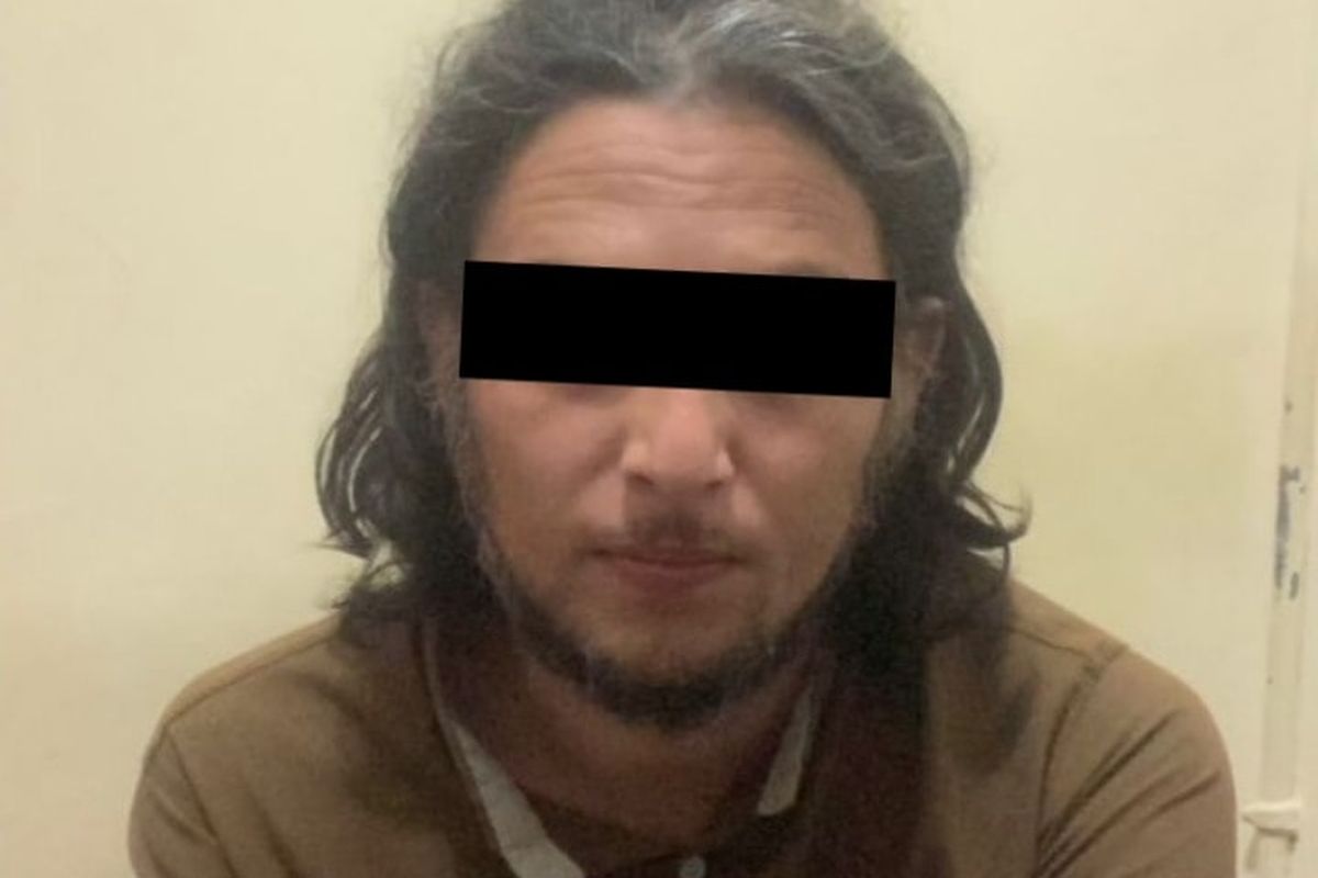 OF (32), pria kewarganegaraan Pakistan yang memesan makanan berkali-kali mengunakan bukti transfer palsu saat ditangkap polisi pada Sabtu (8/6/2024). /Dok. Polsek Mengwi