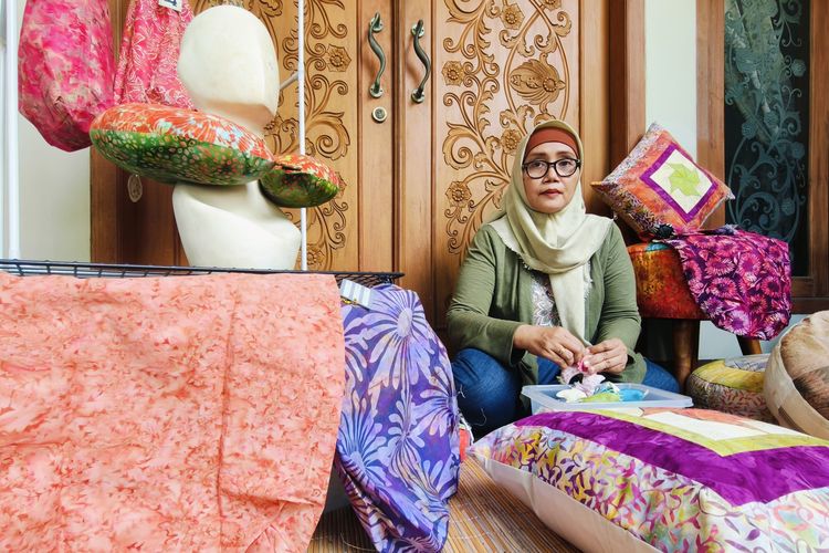 Eka Setyowati, seorang ibu asal Surabaya yang memiliki hobi menjahit dari sekadar pesanan kecil melahirkan Decak Handmades, sebuah usaha home decor berbahan tekstil dengan sentuhan khas Nusantara berhasil meraih panggung internasional.