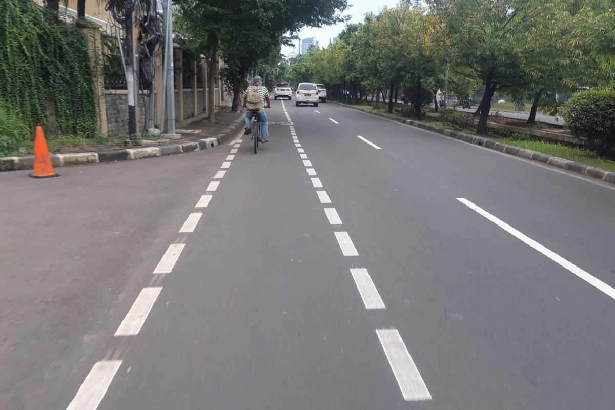 Jalur sepeda di Jalan Puri Indah Raya, Kembangan, Jakarta Barat, Kamis (6/2/2020)