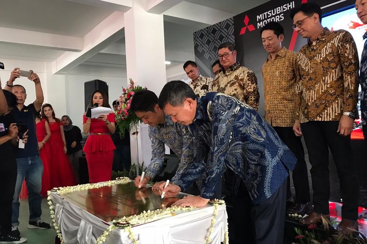 Dealer Mitsubishi diresmikan langsung oleh Presiden Direktur MMKSI Naoya Nakamura