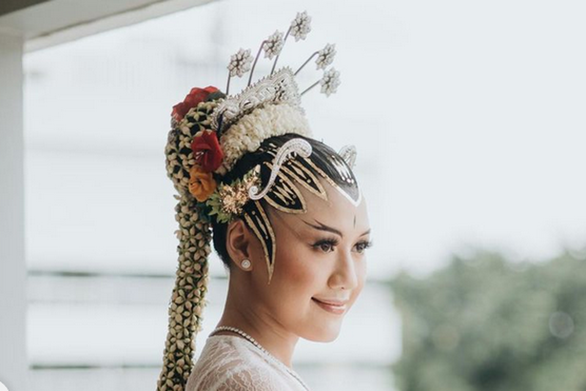 Erina Gudono mengenakan tata rias paes ageng Yogyakarta dalam acara pernikahannya dengan Kaesang Pangarep