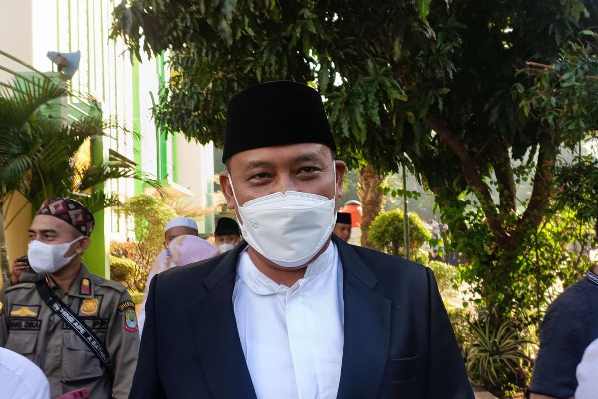 Pelaksana Tugas (Plt) Wali Kota Bekasi Tri Adhianto saat ditemui usai melaksanakan ibadah Shalat Ied di Masjid Agung Al Barkah, Bekasi Selatan, Kota Bekasi Minggu (10/7/2022).