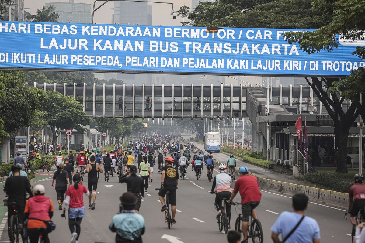 Warga berolahraga saat Hari Bebas Kendaraan Bermotor (HBKB) atau Car Free Day (CFD) di kawasan Jalan Jenderal Sudirman, Jakarta, Minggu (22/5/2022). Pemprov DKI Jakarta kembali menggelar HBKB di enam titikdengan pola terbatas mulai Minggu 22 Mei 2022 yang berlangsung pukul 06.00-10.00 WIB.