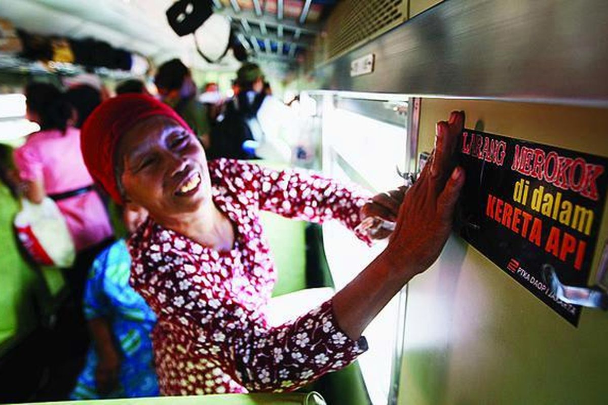 Penumpang kereta api Gaya Baru Malam jurusan Jakarta-Surabaya, Murtini, ikut menempelkan stiker larangan merokok saat petugas PT Kereta Api melaksanakan kampanye larangan merokok di dalam gerbong kereta di Stasiun Jakarta Kota, Jakarta Barat, beberapa waktu lalu. Selain demi kesehatan penumpang, larangan merokok itu juga untuk menjaga kebersihan dan keawetan gerbong.