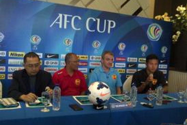 Pelatih Selangor FA, Mehmet Durakovic (dua dari kanan) saat jumpa pers, di Kota Malang, Selasa (15/4/2014) jelang laga AFC Cup 2014 melawan Arema Cronus Indonesia, di stadion Kanjuruhan, Malang, Jawa Timur, Rabu (16/4/2014) sore.