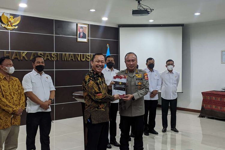 Ketua Komnas HAM Ahmad Taufan Damanik (baju batik kiri) menyerahkan dokumen rekomendasi singkat terkait dengan kasus pembunuhan Brigadir J atau Nofriansyah Yoshua Hutabarat kepada Irwasum Polri Komjen Pol Agung Budi Maryoto di Kantor Komnas HAM, Kamis (1/9/2022).