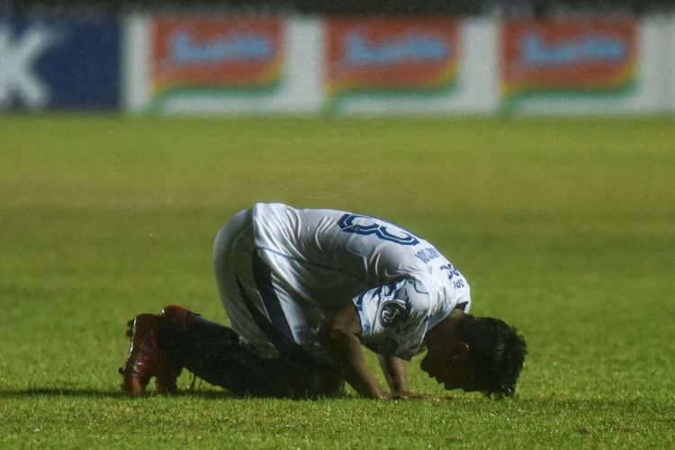 Winger Persib Bandung Febri Hariyadi, melakukan selebrasi sujud syukur usai mencetak gol ke gawang PSIS Semarang di Stadion Maguwoharjo, Sleman, Selasa (26/10/2021).