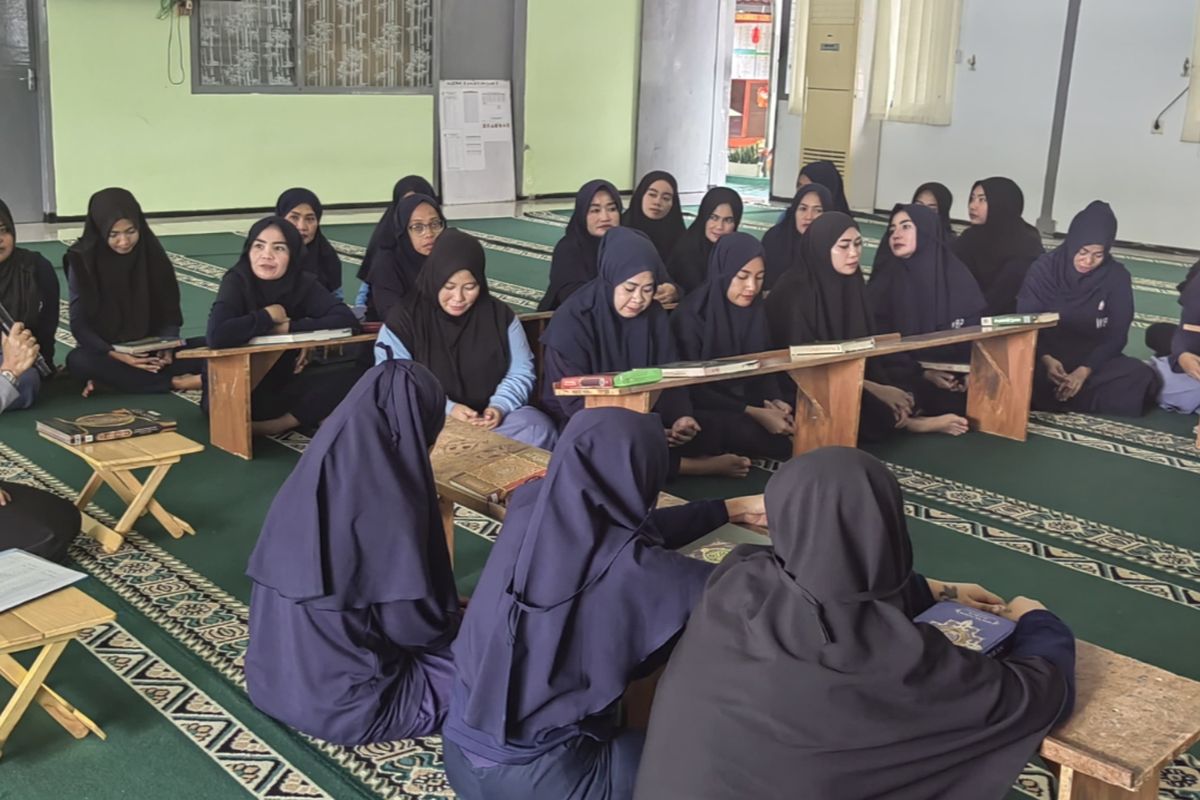 Kegiatan khataman Al Qur'an di Lapas Perempuan Kelas II A Malang. 