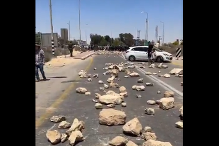 Tangkapan layar unggahan yang memuat demonstran Israel memenuhi jalan dengan batu untuk menghalangi truk bantuan ke Gaza melintas