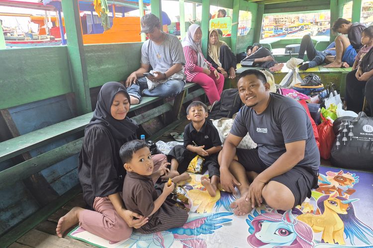 Mudik Pakai Perahu Kayu ke Bekasi: Bebas Macet, Murah, tapi Penuh Risiko