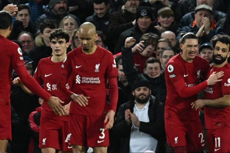Penyerang Liverpool, Mohamed Salah (kanan), melakukan selebrasi bersama rekan-rekannya usai mencetak gol ke gawang Wolverhampton Wanderers dalam laga tunda pekan ketujuh Premier League 2022-23 di Stadion Anfield, Liverpool, Rabu (1/3/2023). Liverpool menang 2-0.