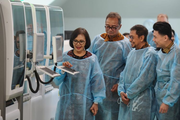 Direktur Utama Prodia, Dewi Muliaty (kiri) menunjukkan mesin diagnostik terbarunya next generation laboratory dengan cobas connection modules di Surabaya, Jawa Timur.
