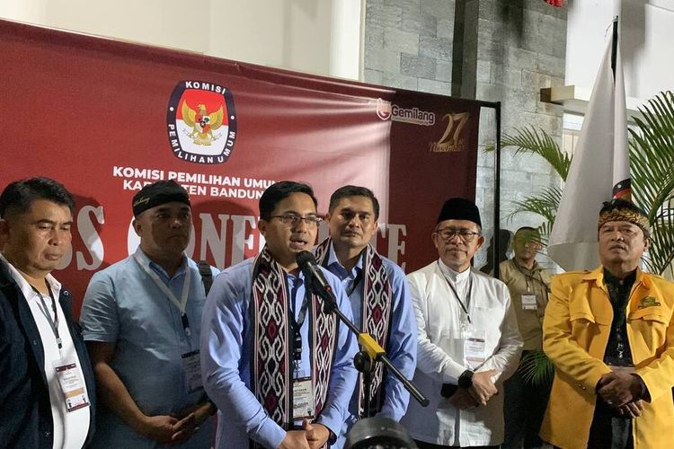Kedua pasangan calon Bupati Bandung, Dadang Supriatna-Ali Syakieb dan Sahrul -Gun Gun Gunawan saat memberikan keteranga pers usai pendaftaran Pilkada di kantor KPU Kota Bandung beberapa waktu lalu