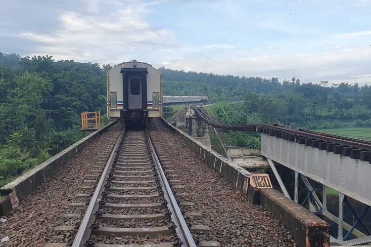 PT KAI memberlakukan jalur tunggal di jalur KA antara Linggapura-Bumiayu, Kabupaten Brebes, Jawa Tengah.