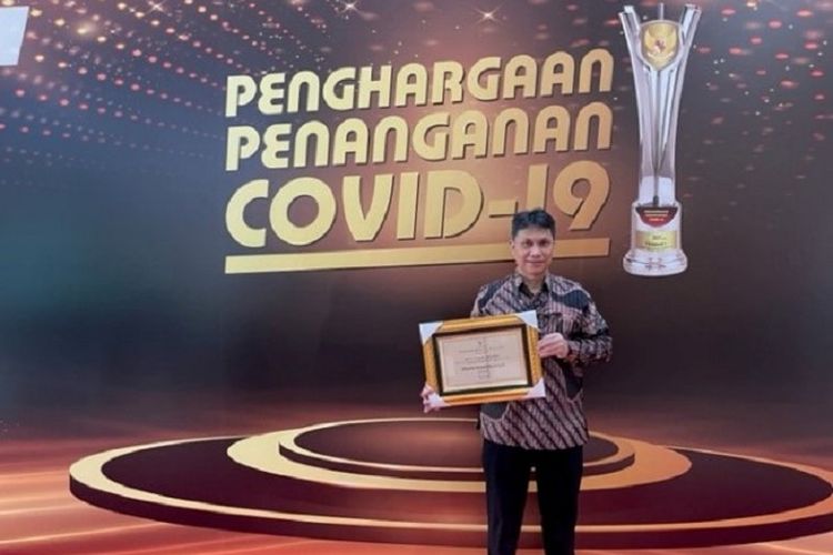 Penghargaan PPKM Award 2023 diterima langsung oleh dr Darma Irawan, mewakili Rumah Sakit (RS) PT Freeport Indonesia (PTFI) di Gedung Dhanapala, Kementerian Keuangan, Jakarta, Senin (20/3/2023). (Dok. Humas RS PTFI) 