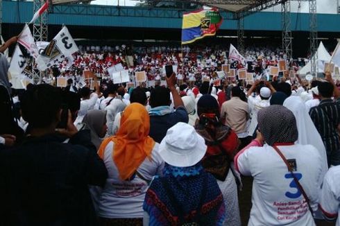 Pendukung Anies-Sandi Berdatangan di Stadion Soemantri Brodjonegoro