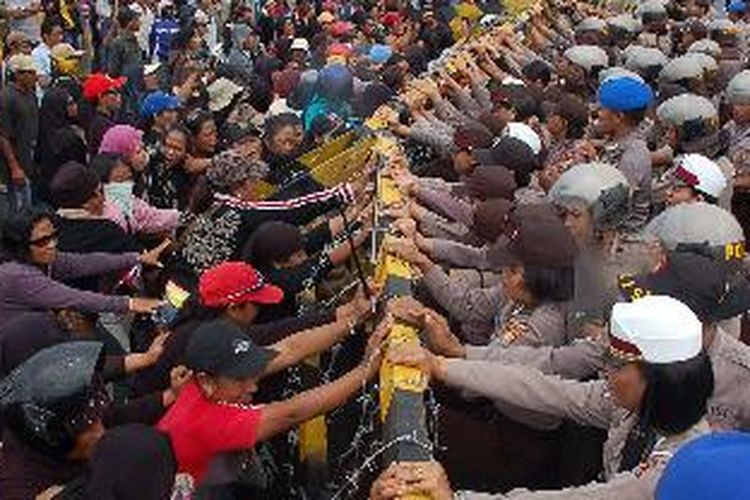 A crowd of supporters of Abdul Gafur-Abdur Rahim Fabanyo, on Tuesday afternoon (10/6/2008), demonstrated at the North Maluku Governor's Office in Ternate.  They managed to break down two barricades around the office door and angered the police on duty.