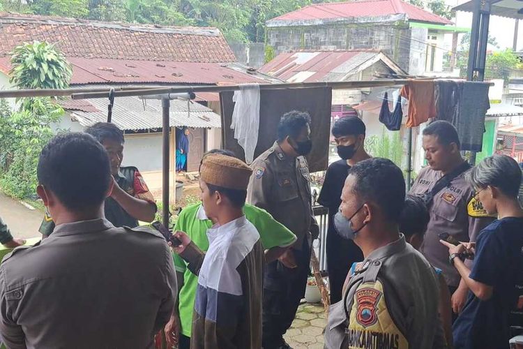 Polisi meminta keterangan warga usai menggerbek pria diduga dukun palsu di Desa Dawuhan Wetan, Kecamatan Kedungbanteng, Kabupaten Banyumas, Jawa Tengah, Selasa (16/11/2022).