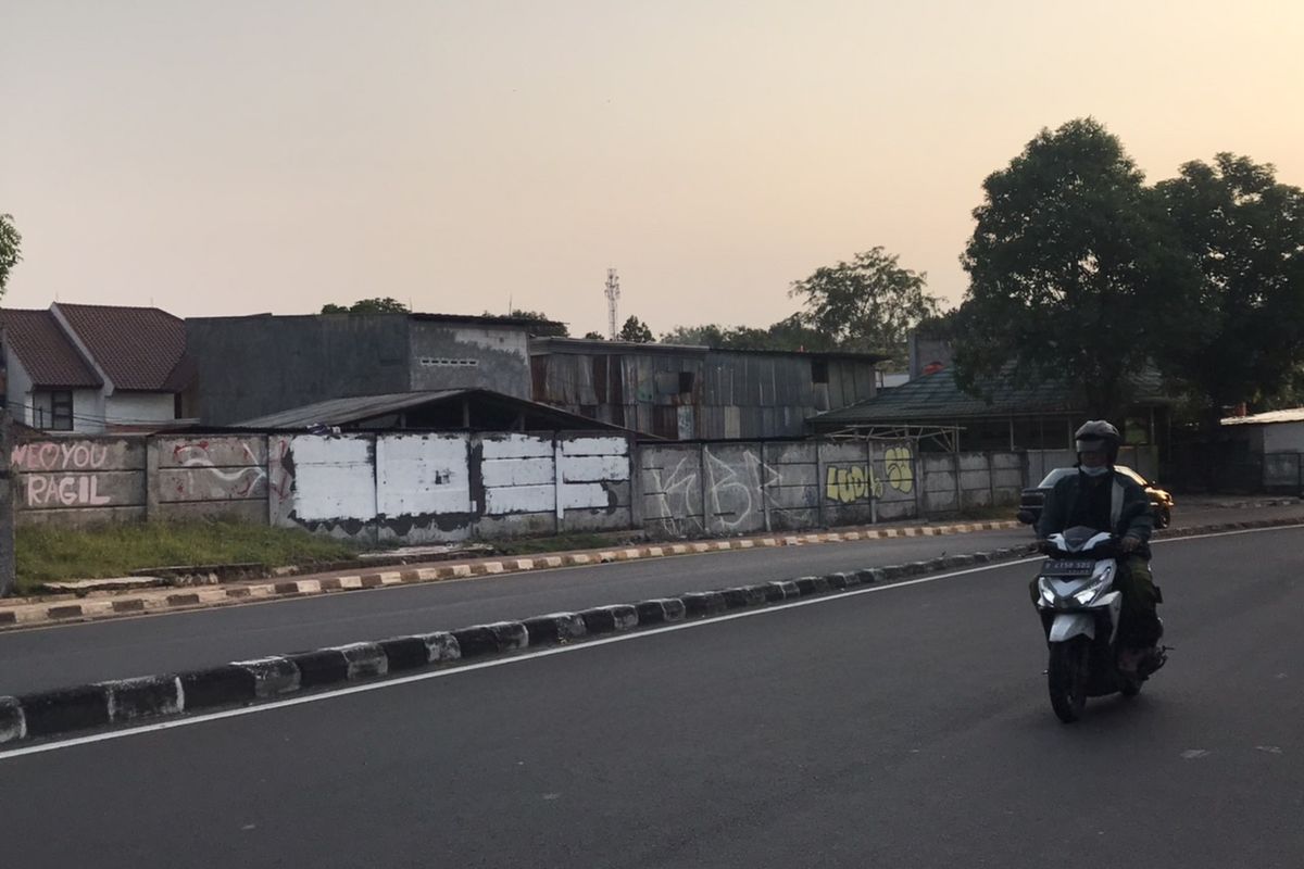 Mural bernada kritik di sebuah tembok di pinggir Jalan Taman Bintaro Barat, Bintaro, Pesanggrahan, Jakarta Selatan kini telah dihapus.