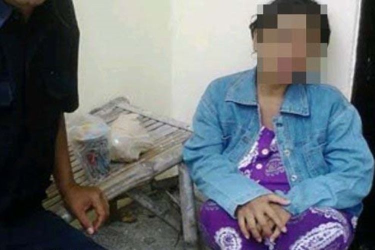 Perempuan yang mengaku bernama Alin (28) ini telantar dalam kondisi hamil tua. Selama sepekan, dia tidur di ruang penyimpanan keranda mayat taman pemakaman umum Kelurahan Semampir, Kota Kediri. 