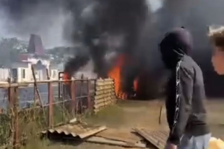 Jelang Piala AHY, Lapangan Stadion Kerapan Sapi di Bangkalan Terbakar