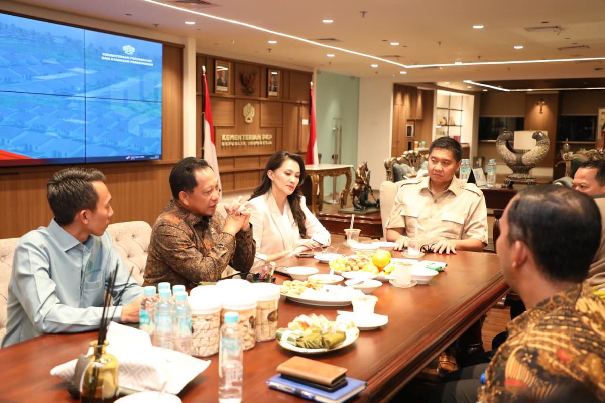 Menteri Dalam Negeri (Mendagri) Muhammad Tito Karnavian dalam rapat bersama Menteri Perumahan dan Kawasan Permukiman (PKP) Maruarar Sirait di Kantor Kementerian PKP, Jakarta, Kamis (13/11/2025).