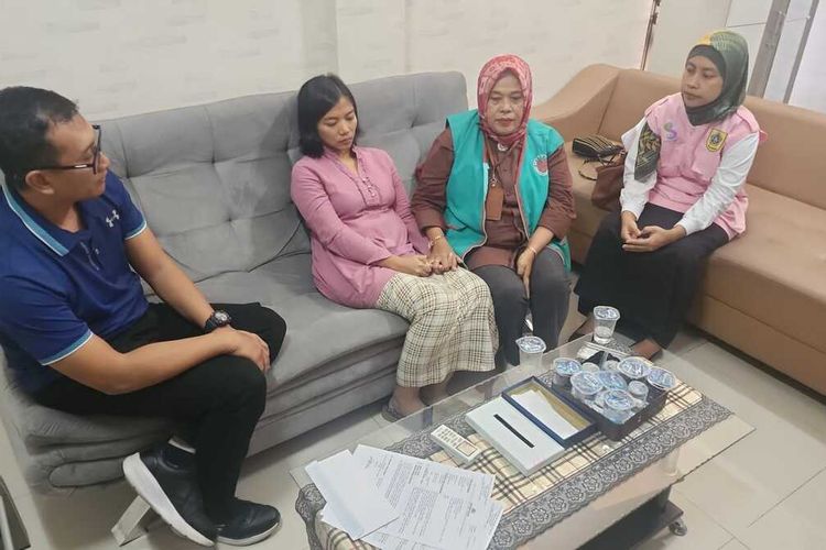 Dokter asal Bogor bernama Qory viral karena dilaporkan hilang sudah ditemukan. Ia didampingi Unit PPA dan Dinas P2PT2A di Mapolres Bogor, Cibinong, Kabupaten Bogor, Jawa Barat, Jumat (17/11/2023). Ia ditemukan usai melarikan diri ke rumah aman Dinas Pusat pelayanan terpadu Perlindungan Perempuan dan anak (P2TP2A).