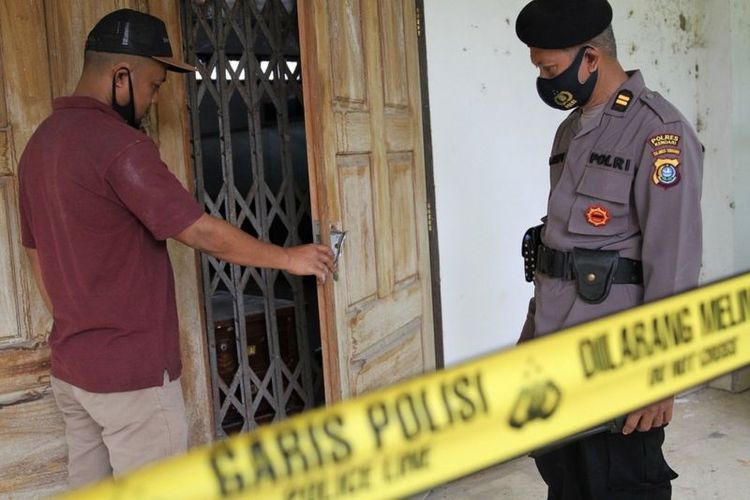 Penyidik Polsek Baruga melakukan olah tempat kejadian pencurian benda etnografis disalah satu gudang di museum Kendari, Sulawesi Tenggara, Rabu (27/01)