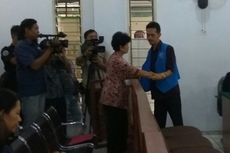 Fidelis Arie Sudewarto (36) seusai memeluk sang ibu di ruang sidang Pengadilan Negeri Sanggau, sesaat sebelum dimulainya sidang putusan, Rabu (2/8/2017).