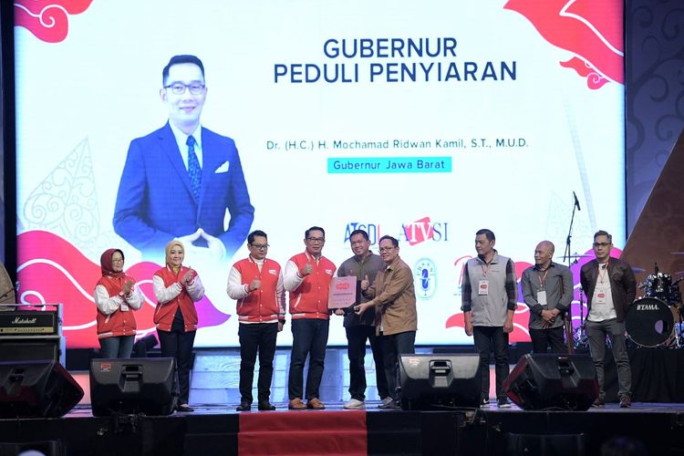 Gubernur Jawa Barat (Jabar) Ridwan Kamil mendapat penghargaan dari enam asosiasi penyiaran atas perhatian dan dukungan Pemerintah Provinsi (Pemprov) Jabar yang diberikan untuk kemajuan dunia penyiaran.

