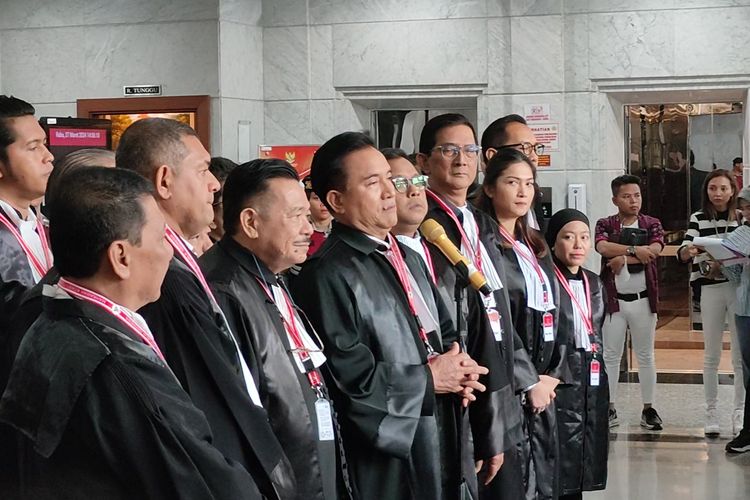 Ketua Tim Khusus Pembela Prabowo-Gibran, Yusril Ihza Mahendra (berdiri di tengah) usai mengikuti sidang gugatan sengketa Pilpres 2024 di Gedung Mahkamah Konstitusi (MK), Jakarta, Rabu (27/3/2024).