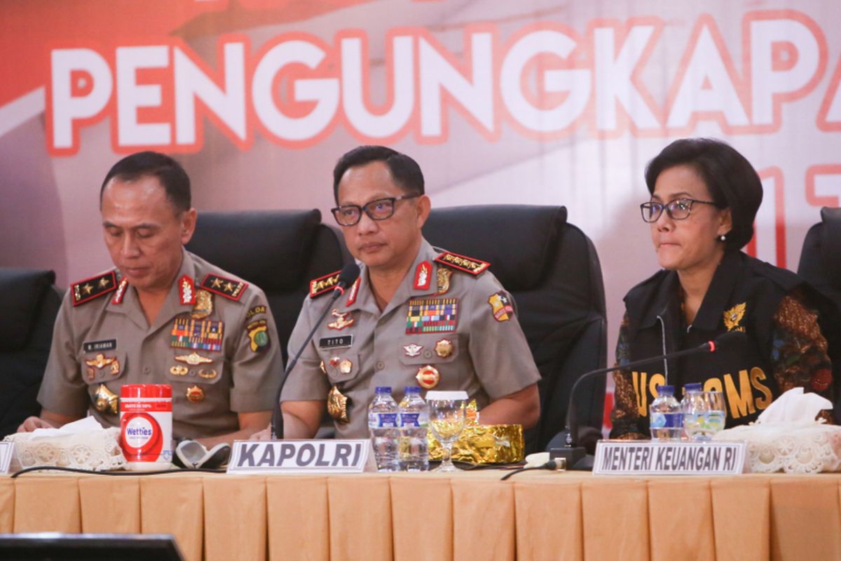 Menteri Keuangan Sri Mulyani(kanan) , Kepala Polisi Republik Indonesia Jenderal Tito Karnavian (tengah) dan Kapolda Metro Jaya Irjen Mochamad Iriawan  saat rilis terkait kasus tangkapan penyelundupan narkoba di Polda Metro Jaya, Jakarta, Kamis (20/7/2017). Seberat 1 ton narkoba jenis sabu asal China telah digagalkan Tim Gabungan Satuan Tugas Merah Putih yang terdiri dari petugasDirektorat Narkoba Polda Metro Jaya dan Polresta Depok pada Kamis minggu lalu di Anyer Serang, Banten.