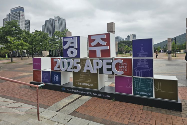 Ikon APEC 2025 yang terpajang di Gyeongju Station, Kota Gyeongju, Provinsi Gyeongsang. 