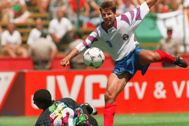 Penyerang timnas Rusia Oleg Salenko menaklukkan kiper Kamerun Jacques Songo untuk mencetak gol kelima dalam laga terakhir fase grup Piala Dunia 1994 antara Rusia dan Kamerun yang berlangsung di Stadion Stanford, California, Amerika Serikat, 29 Juni 1994. 