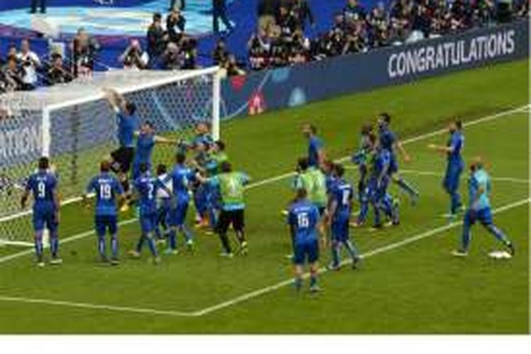 Para pemain Italia melakukan selebrasi setelah menaklukkan Spanyol 2-0 pada babak 16 besar Piala Eropa 2016 di Stadion Stade de France, Saint-Denis, Senin (27/6/2016). Italia lolos ke perempat final.