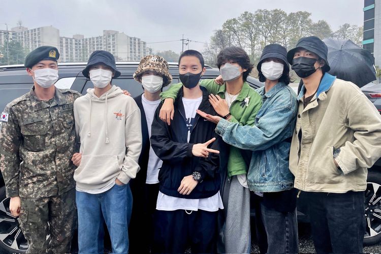 Para member BTS (dari kiri) Jin, Jimin, Suga, J-Hope, V, Jungkook, dan RM di pusat pelatihan militer di Wonju, Provinsi Gangwon, Korea Selatan, Selasa (18/4/2023). Mereka mengantar J-Hope yang masuk wajib militer.