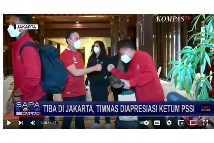 Tangkapan layar tayangan Kompas TV ketika Ketum PSSI sambut kedatangan Timnas Indonesia di hotel tempat karantina