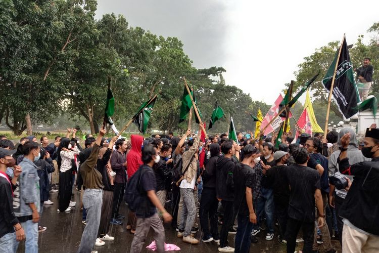 Aksi demonstrasi sekelompok mahasiswa di Kabupaten Lebak, Banten, Senin (11/4/2022).