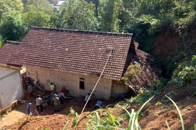 Rumah warga Desa Pocol Kbaupaten Ngawi yang tertimpa material longsor dari tebing setinggi 40 meter di samping rumah mereka. Longsor terjadi karena hujan deras yang mengguyur Kabupaten Ngawi pada Minggu (25/2/2024) dan Senin (26/2).