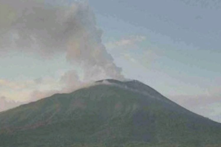 Foto: Gunung api Ile Lewotolok, Kabupaten Lembata, NTT, kembali erupsi pada Sabtu (14/5/2022).